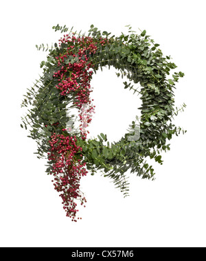 Eucalipto e berry corona fotografato su sfondo bianco Foto Stock