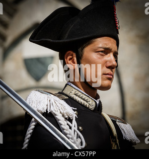 Ritratto di un giovane ufficiale da parte della polizia di guardia d'onore, Palio, Piazza del Campo a Siena, Toscana, Italia Foto Stock