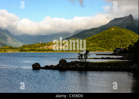 Norvegia, Lofoten. Il paesaggio costiero vicino dal ponte da Austvågaey a Gimsøy. Foto Stock