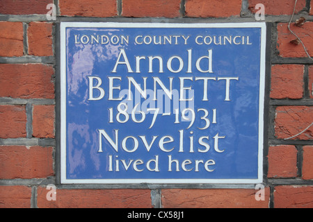 London County Council targa blu per Arnold Bennett, 75 Cadogan Square, a Chelsea, Londra, Regno Unito. Foto Stock