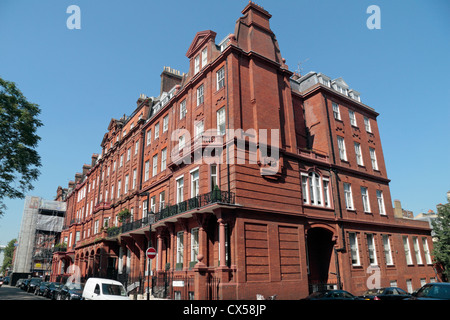 Tipico del XIX secolo (1886) rosso mattone Cadogan fiducia sulla proprietà Cadogan Square a Chelsea, Londra SW1 UK. Foto Stock