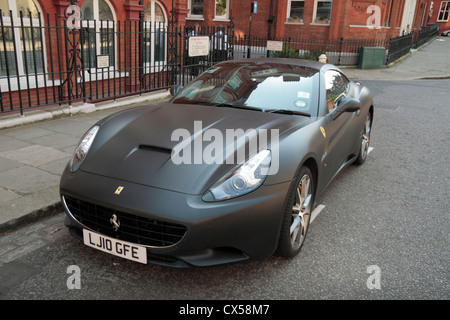 Un incredibile nero opaco Ferrari California (2010 piastra licenza) parcheggiata a Chelsea, Londra, Regno Unito. Foto Stock