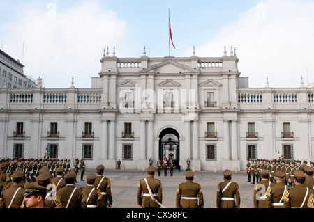 Cambio della guardia al Palacio de la Moneda, Santiago del Cile. Foto Stock