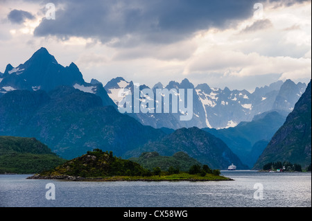 Norvegia, Lofoten. Raftsundet. Entrando Hurtigruta Trollfjorden. Foto Stock