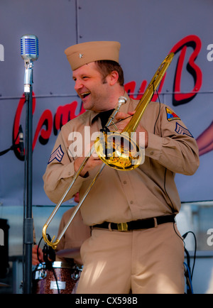 Trombone player in una jazz band, cantare e suonare dal vivo sul palco Foto Stock