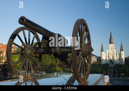 La guerra civile modello Canon parco di artiglieria Jackson Square nel quartiere francese e il centro cittadino di New Orleans in Louisiana USA Foto Stock