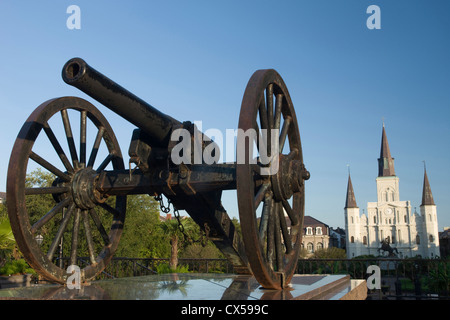 La guerra civile modello Canon parco di artiglieria Jackson Square nel quartiere francese e il centro cittadino di New Orleans in Louisiana USA Foto Stock