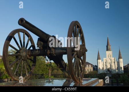 La guerra civile modello Canon parco di artiglieria Jackson Square nel quartiere francese e il centro cittadino di New Orleans in Louisiana USA Foto Stock