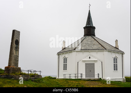 Norvegia, Vesteraalen. Dverberg chiesa si trova a Dverberg su Andøya. La chiesa è a pianta ottagonale edificio in legno dal 1843. Foto Stock