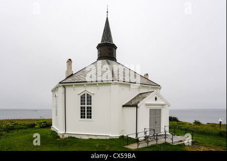 Norvegia, Vesteraalen. Dverberg chiesa si trova a Dverberg su Andøya. La chiesa è a pianta ottagonale edificio in legno dal 1843. Foto Stock