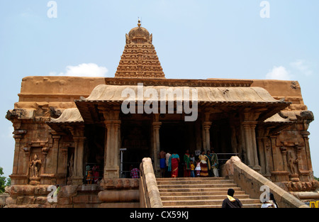 Vista frontale e percorso di ingresso di Thanjavur (Tanjore) Brihadeeswarar Tempio (grande tempio) in India famosi templi di architettura Foto Stock