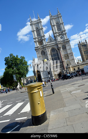 Royal Mail post scatola dipinta oro per premere Avvia per promuovere il regime nazionale di premiare home città della medaglia olimpica Foto Stock