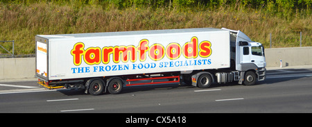 Vista laterale prodotti alimentari congelati catena supermercato commercio al dettaglio catena di fornitura camion e pubblicità su rimorchio su autostrada UK Foto Stock