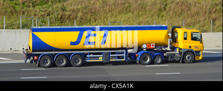 Jet fuel cisterna rimorchio e camion su autostrada Foto Stock