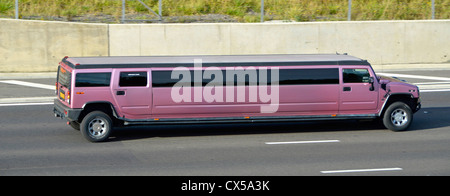 Vista laterale di una lunga limousine di lusso con tinte oscurate finestre a velocità di guida lungo l'autostrada M25 Essex Inghilterra REGNO UNITO Foto Stock
