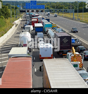 Traffico stazionario paralizzata su quattro corsie dell'autostrada M25, Foto Stock