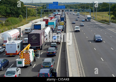 Traffico fisso di ritorno bloccato su quattro corsie dell'autostrada M25 Essex Inghilterra UK Foto Stock