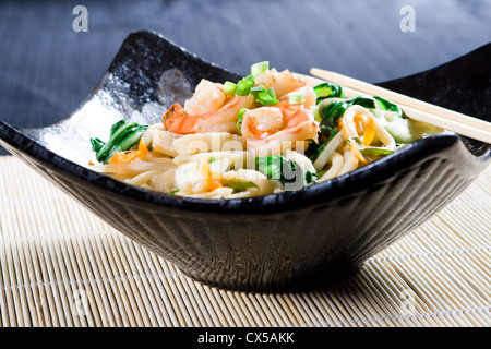 Stile cinese spaghetti di pesce in una ciotola Foto Stock