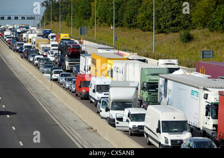 Traffico stazionario paralizzata su quattro corsie dell'autostrada M25, Foto Stock