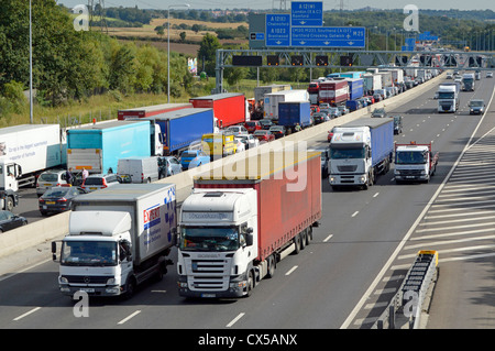 Traffico stazionario paralizzata su quattro corsie di senso antiorario M25 Autostrada con percorso in senso antiorario si muova liberamente Foto Stock