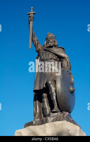 La statua del Re Alfredo il Grande guarda verso il basso sopra la città di Winchester, la storica capitale dell'antico regno di Wessex. Hampshire, Inghilterra, Regno Unito. Foto Stock