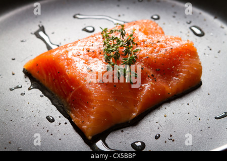 Di filetto di salmone fresco su una padella Foto Stock