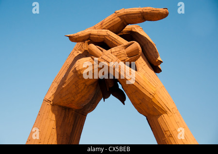 Stringendo le mani statua, Gretna Green, Scozia. Il simbolo del matrimonio unità presso il vecchio negozio di fabbro ferraio, luogo ideale per coppie eloping. Foto Stock