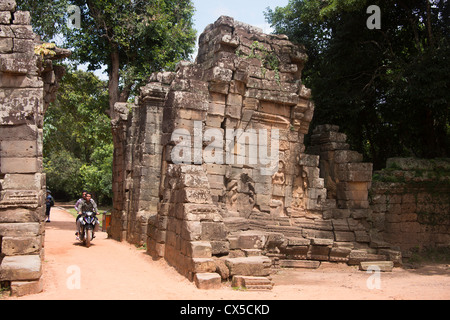 Ingresso al Ta Prohm tempio vicino a Siem Reap, Cambogia (utilizzato nella realizzazione del film Tomb Raider) Foto Stock