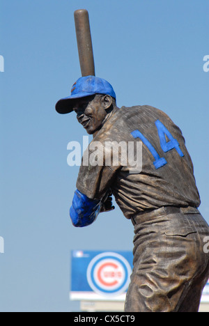 Ernie banche scultura in bronzo al di fuori di Wrigley Field Stadium di Chicago, Illinois Foto Stock