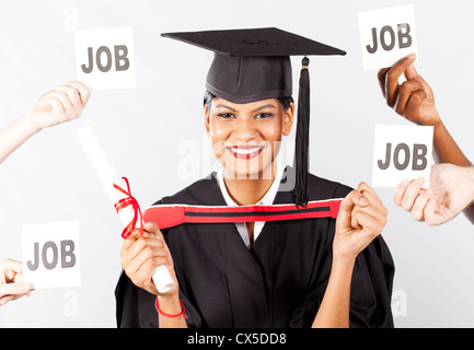 Felice femmina laureato indiano con offerte di lavoro Foto Stock