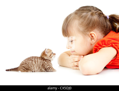 Bambina con gattino faccia a faccia sdraiato sul pavimento insieme Foto Stock