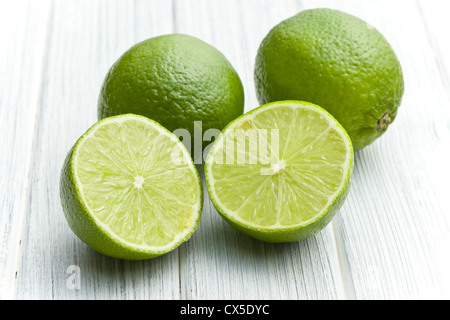 Due metà di lime sul tavolo da cucina Foto Stock