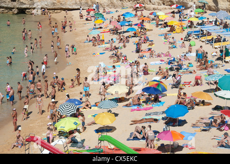 ALGARVE, Portogallo. Un affollato, pittoresca spiaggia di scena. 2012. Foto Stock