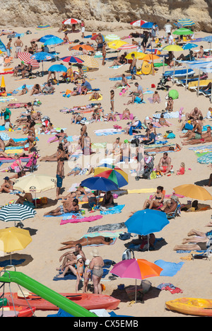 ALGARVE, Portogallo. Un affollato, pittoresca spiaggia di scena. 2012. Foto Stock