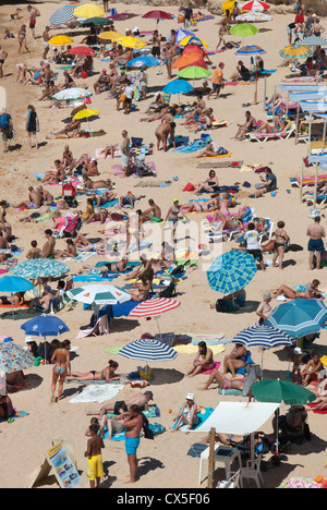 ALGARVE, Portogallo. Un affollato, pittoresca spiaggia di scena. 2012. Foto Stock