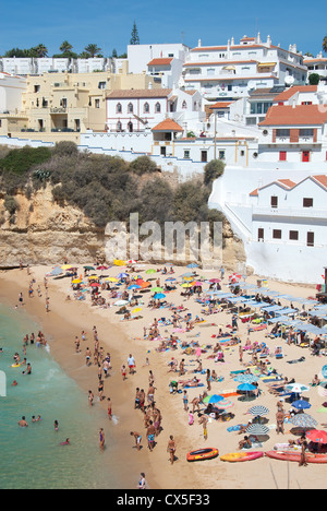 ALGARVE, Portogallo. Una vista della spiaggia e della città presso la località di villeggiatura di Praia do Carvoeiro. 2012. Foto Stock