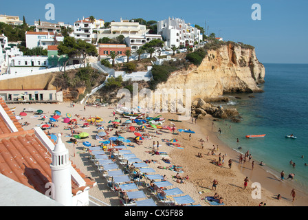 ALGARVE, Portogallo. Una vista della spiaggia e della città presso la località di villeggiatura di Praia do Carvoeiro. 2012. Foto Stock