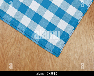 Cucina in legno con tavolo blu tovaglia gingham Foto Stock