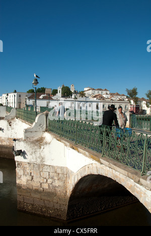 ALGARVE, Portogallo. Il Ponte Romana (ponte romano) oltre il Rio Gilao nella storica città di Tavira. 2012. Foto Stock