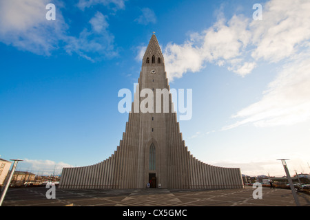 L'Hallgrímskirkja è una chiesa luterana in Reykjavík, la più grande chiesa in Islanda. Foto Stock