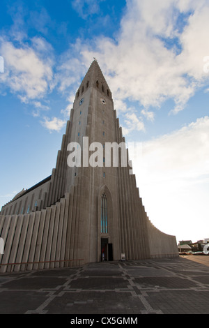 L'Hallgrímskirkja è una chiesa luterana in Reykjavík, la più grande chiesa in Islanda. Foto Stock
