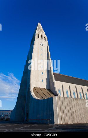 L'Hallgrímskirkja è una chiesa luterana in Reykjavík, la più grande chiesa in Islanda. Foto Stock