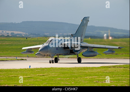 Panavia GR4 Tornados a RAF Lossiemouth, murene. Grampian Regione Scozia. SCO 8481 Foto Stock