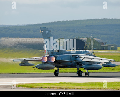 Panavia GR4 Tornados a RAF Lossiemouth, murene. Grampian Regione Scozia. SCO 8483 Foto Stock