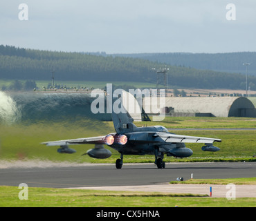 Panavia GR4 Tornados a RAF Lossiemouth, murene. Grampian Regione Scozia. SCO 8484 Foto Stock