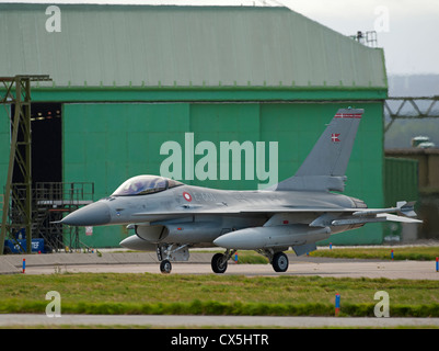 General Dynamics Lockheed F-16A del danese Air Force a RAF Lossiemouth, murene. La Scozia. SCO 8490 Foto Stock
