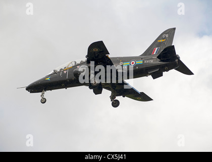 RAF HS Hawk T1W sulla RAF Lossiemouth airfield approccio. SCO 8501 Foto Stock