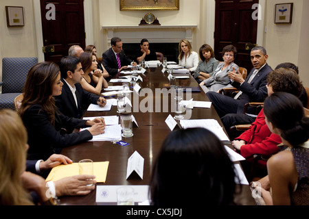 Il Presidente Usa Barack Obama discute riforma dell immigrazione con un gruppo di influenti ispanici provenienti da tutto il paese il 28 aprile 2011 durante una riunione nella sala Roosevelt della Casa Bianca. Foto Stock