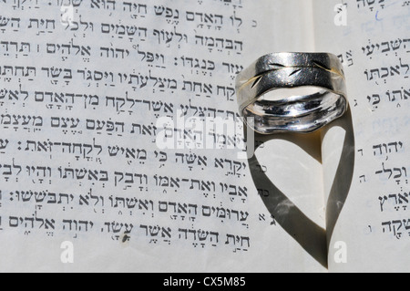 Ebraico il concetto di matrimonio anello di nozze sul testo ebraico (Ketubah) Foto Stock