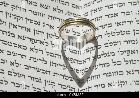 Ebraico il concetto di matrimonio anello di nozze sul testo ebraico (Ketubah) Foto Stock